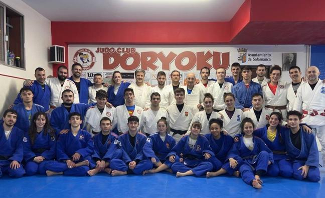 Charlie Antón y Joaquín Rodríguez posan junto a diferentes componentes del Judo Club Doryoku./S. H.